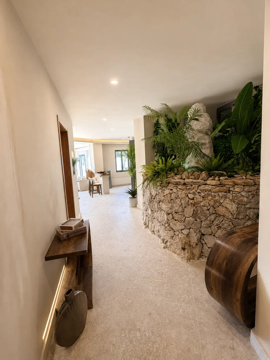 couloir et mur végétal — Circle View Appartement 2 à Las Terrenas